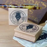 sello reposaplumas esterbrook passport stamp